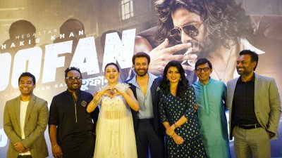 ‘তুফান’ সম্মেলন: মধ্যমণি মিমি, এঁকে দিলেন হার্ট চিহ্ন
