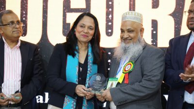 লন্ডনে ছাতক এডুকেশন ট্রাস্টের অভিষেক অনুষ্ঠানে ক্রেস্ট প্রদান করা হচ্ছে