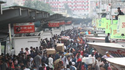 লঞ্চে করে বাড়ি ফেরার তাড়া, সদরঘাটে যাত্রীদের উপচেপড়া ভিড় (ছবি: নাসিরুল ইসলাম)