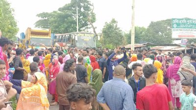 শ্রমিকদের আন্দোলনে ঢাকা-চট্টগ্রাম মহাসড়কে যান চলাচল বন্ধ রয়েছে