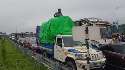 ভোরে প্রায় পাঁচ কিলোমিটার এলাকায় যানবাহনের ধীরগতি ছিল