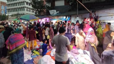 মধ্যবিত্ত ও নিম্ন আয়ের মানুষের কেনাকাটায় ভরসা ফুটপাতের দোকানগুলো। ছবি: আতিক হাসান শুভ