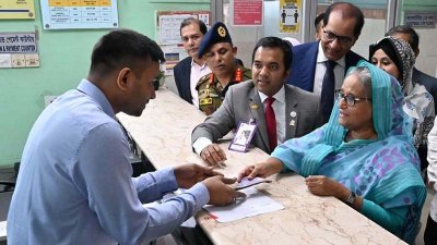 প্রধানমন্ত্রী কাউন্টারে রেজিস্ট্রেশন ও চেকআপ ফি পরিশোধ করেন