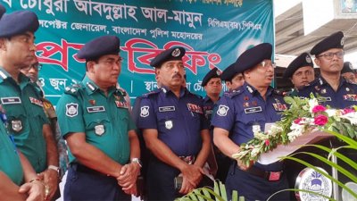 সাংবাদিকদের সঙ্গে কথা বলছেন আইজিপি চৌধুরী আবদুল্লাহ আল মামুন