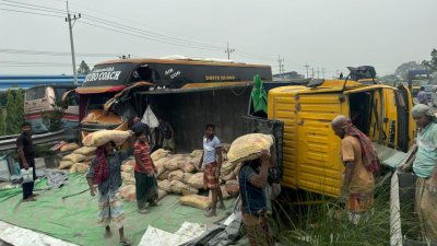 মালবাহী ট্রাকটি উল্টে যাওয়ায় মহাসড়কে যান চলাচল বন্ধ হয়ে যায়