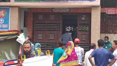 চট্টগ্রামে একটি আবাসিক এলাকার গুদাম থেকে আবু মোতালেব নামে এক ব্যবসায়ীর লাশ উদ্ধার করেছে পুলিশ