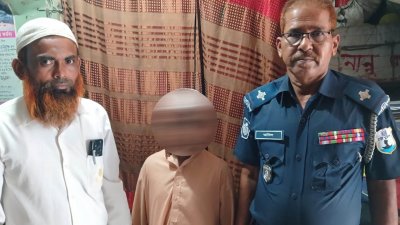 বৃহস্পতিবার দুপুর পৌনে ২টার দিকে শিশুটির বাবা চাঁদপুর পৌঁছালে তার কাছে ছেলেকে হস্তান্তর করা হয়