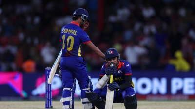 হারের পর গুলশান ঝাকে সান্ত্বনা দিচ্ছেন সোম্পাল কামি।