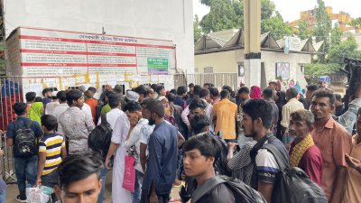 ট্রেনের টিকিট পেতে কমলাপুর স্টেশনের কাউন্টারের সামনে যাত্রীদের দীর্ঘ লাইন (ছবি: প্রতিবেদক)