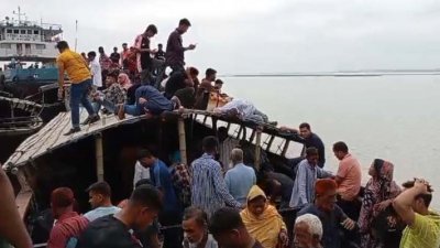 রৌমারী নৌঘাটে নৌকায় ঘরমুখো যাত্রী