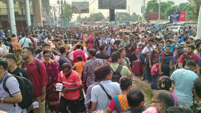 ঈদের ছুটিতে বেনাপোল স্থলবন্দরে যাত্রীদের উপচে পড়া ভিড়
