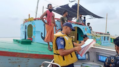 বাল্কহেডে নৌপুলিশের অভিযান (ছবি: প্রতিবেদক)