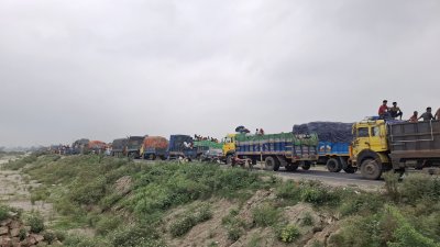 ১৩ কিলোমিটার এলাকাজুড়ে যানবাহন ধীরগতি