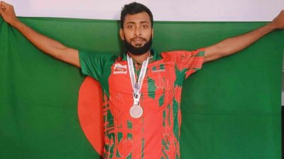 বাংলাদেশের পতাকা উঁচিয়ে মাহফুজুর রহমান।