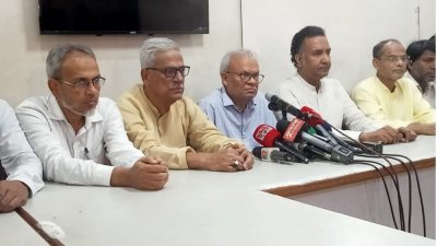 সংবাদ সম্মেলনে বক্তব্য রাখছেন রুহুল কবির রিজভী