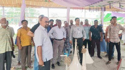 গোলারটেক মাঠে ঈদের প্রধান জামাতের প্রস্তুতি পরিদর্শন করছেন ডিএনসিসির ঊর্ধ্বতন কর্মকর্তারা, ছবি: প্রতিবেদক