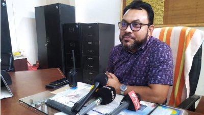কমলাপুর রেলওয়ে স্টেশনের ম্যানেজার মোহাম্মদ মাসুদ সারওয়ার