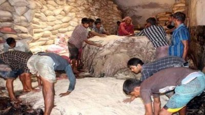 ট্যানারি কারখানায় কাঁচা চামড়ায় লবণ মাখানো হচ্ছে (ফাইল ফটো)