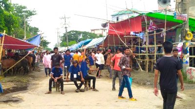 সড়ক বন্ধ করে চলছে হাট (ছবি: প্রতিবেদক)