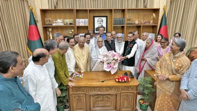 প্রধানমন্ত্রী ও আওয়ামী লীগ সভাপতি শেখ হাসিনার সঙ্গে দলের নেতাদের শুভেচ্ছা বিনিময় (ছবি: ফোকাস বাংলা)