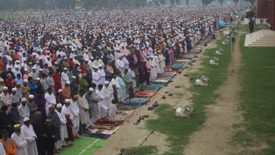 গোর-এ শহীদ ময়দানে ঈদের জামাত