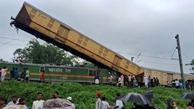 দুর্ঘটনার কবলে পড়া কাঞ্চনজঙ্ঘা এক্সপ্রেসে। ছবি: এনডিটিভি।