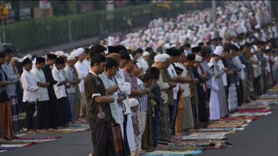জাকার্তায় রাস্তাতেই ঈদুল আজহার জামাতে নামাজ আদায় করছেন মুসলিমরা। ছবি: এপি।