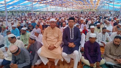 ঈদের নামাজের জামাতে এমপি কাজী নাবিল আহমেদ