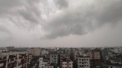 ঢাকায় মেঘলা আকাশ (ফাইল ফটো)