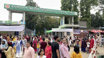 চিড়িয়াখানার গেটের সামনে দর্শনার্থীদের ভিড় (ছবি: আসাদ আবেদীন জয়)