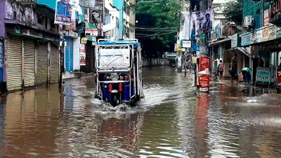 ভারী বৃষ্টিপাতের কারণে শহরে জলাবদ্ধতার সৃষ্টি (ছবি: প্রতিবেদক)