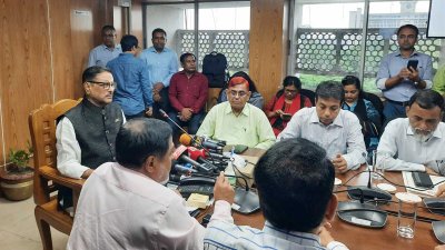 সাংবাদিকদের সঙ্গে কথা বলছেন ওবায়দুল কাদের