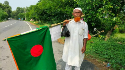 হেঁটে সৌদি আরবের উদ্দেশে রওনা হয়েছেন গাইবান্ধার সাদুল্ল্যাপুরের আলম আলী