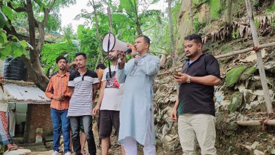 পাহাড় ধস আশঙ্কায় জনগণকে সতর্ক করতে মাইকিং।
