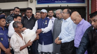 সিলেট নগরে বন্যা দুর্গতদের মধ্যে ত্রাণ বিতরণ করেন দুর্যোগ ব্যবস্থাপনা ও ত্রাণ প্রতিমন্ত্রী মো. মহিববুর রহমান