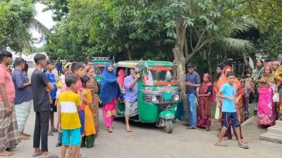 ঘটনাস্থলে স্থানীয়রা