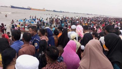 পতেঙ্গা সমুদ্র সৈকতে মানুষের ঢল