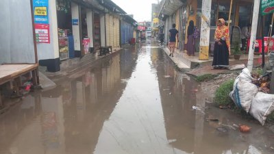 বৃষ্টির পানিতে তলিয়েছে রাস্তাঘাট-অলিগলি (ছবি: বাংলা ট্রিবিউন)