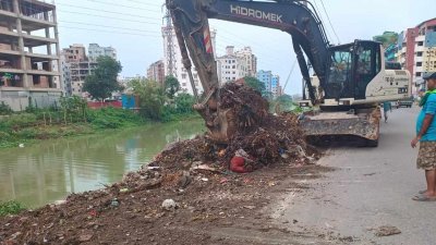 সরিয়ে নেওয়া হলো বনশ্রী খাল পাড়ের বর্জ্য