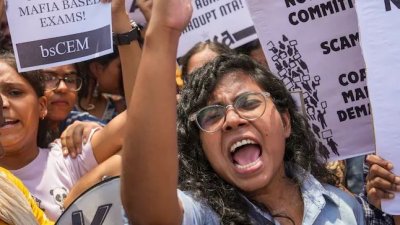 নেট ও নিট পরীক্ষায় দুর্নীতির প্রতিবাদে শিক্ষার্থীদের বিক্ষোভ। ছবি: এনডিটিভি।