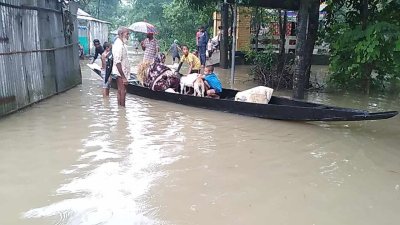 পানিতে ডুবে আছে ঘরবাড়ি, নৌকা নিয়ে পারাপার