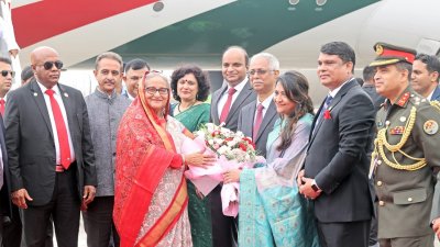 শেখ হাসিনা নয়াদিল্লি পৌঁছালে বিমানবন্দরে ভারতের একটি উচ্চপর্যায়ের প্রতিনিধিদল এবং ভারতে নিযুক্ত বাংলাদেশের হাইকমিশনার ফুল দিয়ে স্বাগত জানান। ছবি: ফোকাস বাংলা