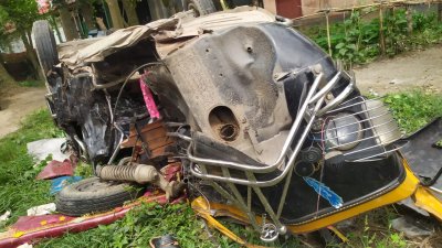 দুর্ঘটনার শিকার থ্রি হুইলার