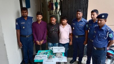 গ্রেফতারকৃত তিন আসামি ও উদ্ধার হওয়া জিনিসপত্র