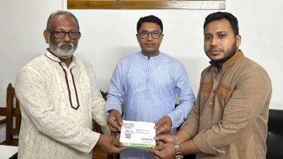 আওয়ামী লীগের আমন্ত্রণপত্র গ্রহণ করছেন বিএনপির প্রতিনিধি