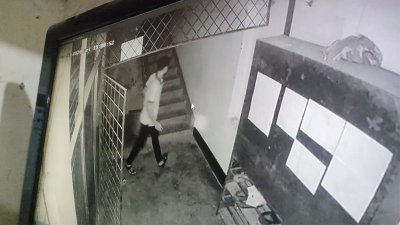 সিসিটিভি ফুটেজে এই তরুণকে বাসায় প্রবেশ করতে দেখা যায়