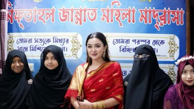 মাদ্রাসার শিক্ষার্থীদের সঙ্গে চমক