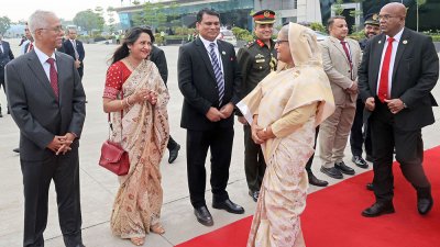 ঢাকার উদ্দেশে রওনা দেওয়ার আগে দিল্লির পালাম বিমানবন্দরে প্রধানমন্ত্রী শেখ হাসিনা, ছবি: ফোকাস বাংলা