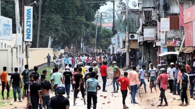 দুপক্ষের পাল্টাপাল্টি সংঘর্ষ (ছবি: বাংলা ট্রিবিউন)