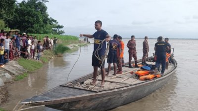 তিস্তা নদীতে নৌকাডুবিতে নিখোঁজদের উদ্ধারে চলছে অভিযান